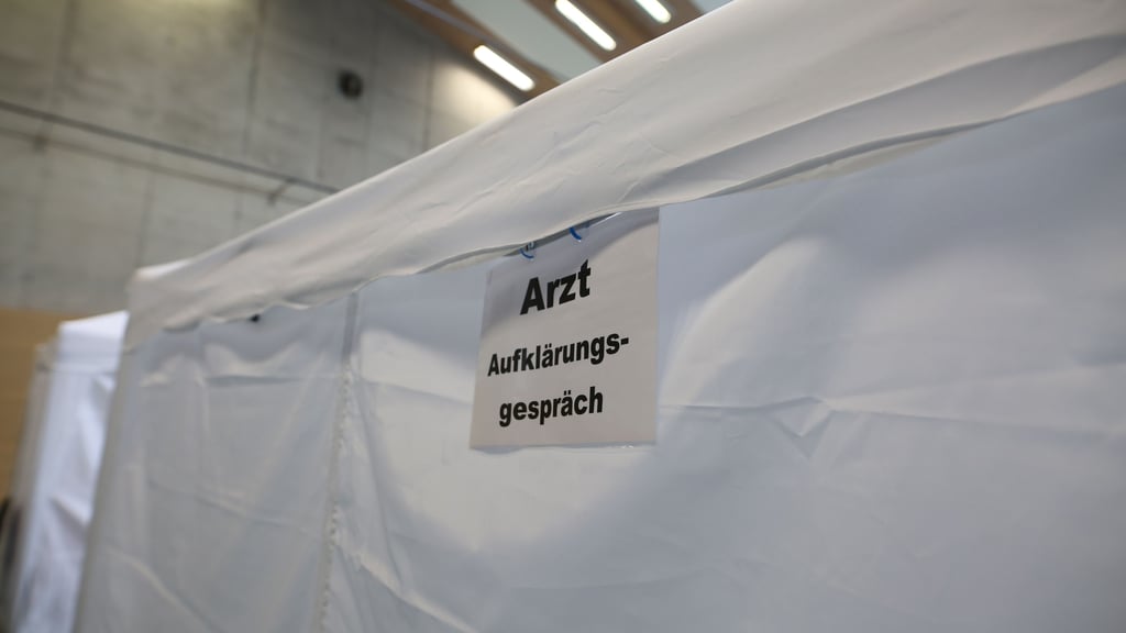 Viele Eltern suchen wohl in den nächsten Tagen das Aufklärungsgespräch mit dem Artzt. Soll der Nachwuchs gegen Corona geimpft werden? 
