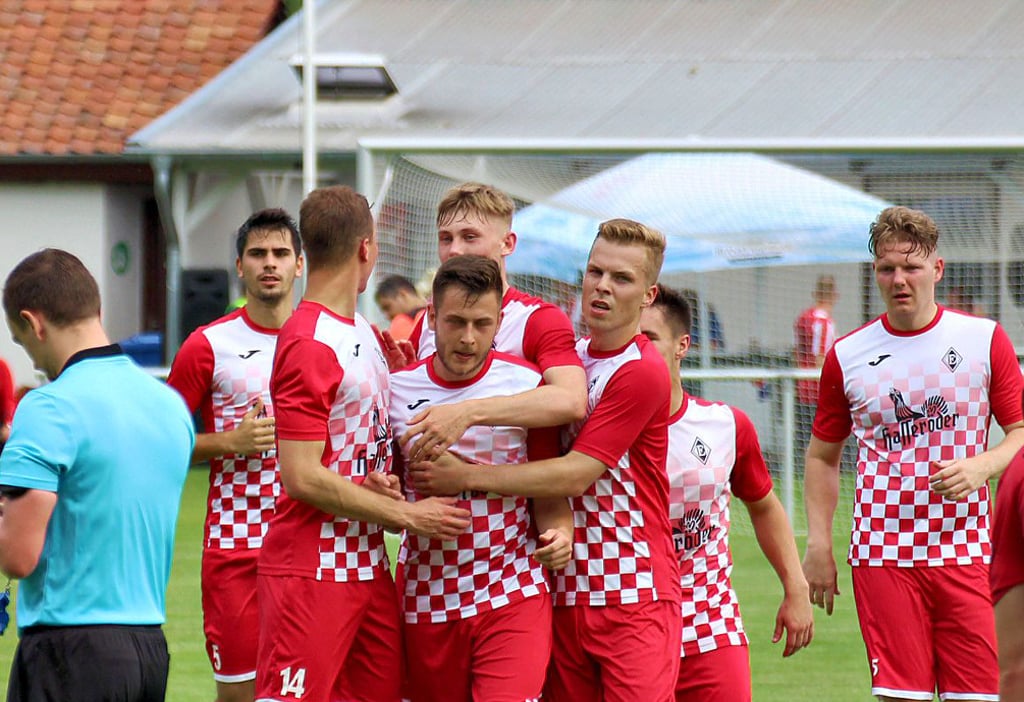 Philipp Matzelt (Mitte) traf während seiner Zeit bei Einheit Wernigerode hauptsächlich in Testspielen. In der Liga konnte er sich nicht durchsetzen. Er erzielte einen Treffer in zwei Spielen in der Verbandsliga und keinen in seinen vier Oberliga-Partien.