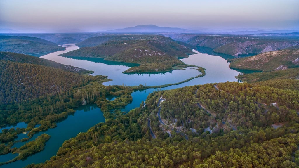 Kroatiens Krka Nationalpark ist eines der schönsten Naturwunder des Landes. Nicht umsonst kommen in den Sommermonaten zahlreiche Tagesausflügler.