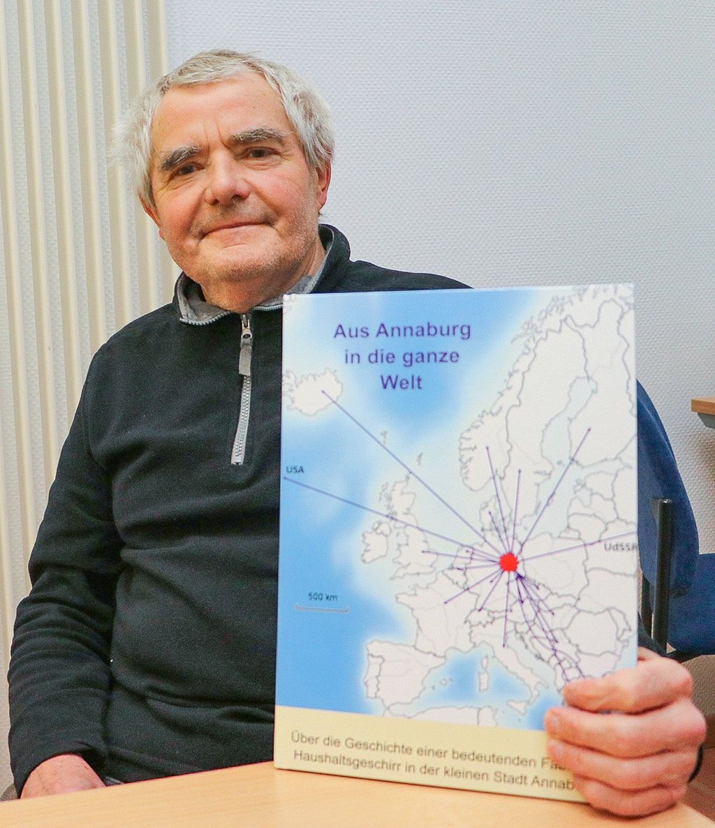 Innerhalb von wenigen Monaten hat Reiner Helling das Buch zur Geschichte des Annaburger Porzellanwerkes erarbeitet.