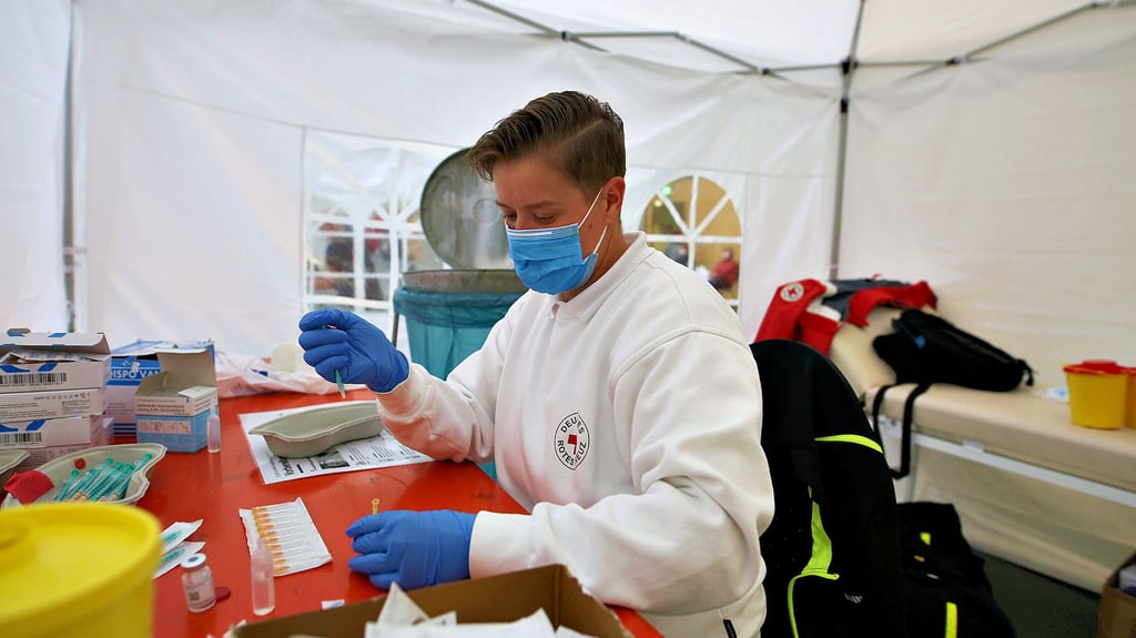 Der Andrang beim Impfen in Eggersdorf ist riesig. Jennifer Guth und die Kollegen vom DRK Schönebeck ziehen über 750 Impfdosen auf. Die meisten, wie Bördelands Ordnungsamtsleiter Andreas Pluntke sagte, seien Booster-Impfungen. Der Andrang ist bei vielen Impfzentren in den Altkreisen Schönebeck und Staßfurt ähnlich.  Aber reicht das aus? 