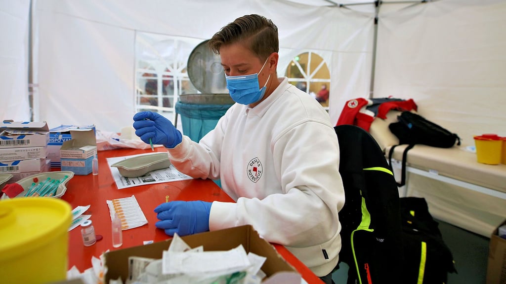 Der Andrang beim Impfen in Eggersdorf ist riesig. Jennifer Guth und die Kollegen vom DRK Schönebeck ziehen über 750 Impfdosen auf. Die meisten, wie Bördelands Ordnungsamtsleiter Andreas Pluntke sagte, seien Booster-Impfungen. Der Andrang ist bei vielen Impfzentren in den Altkreisen Schönebeck und Staßfurt ähnlich. Aber reicht das aus?