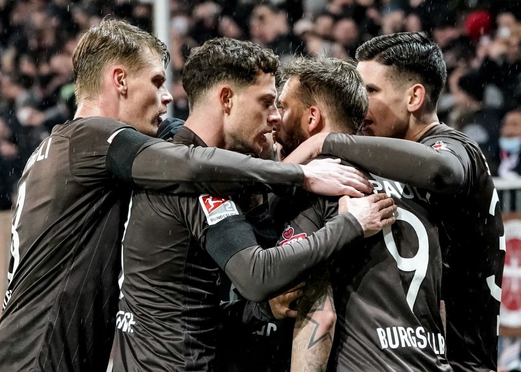 Ex-Schalke-Profi Guido Burgstaller (2.v.r) traf für St. Pauli doppelt.