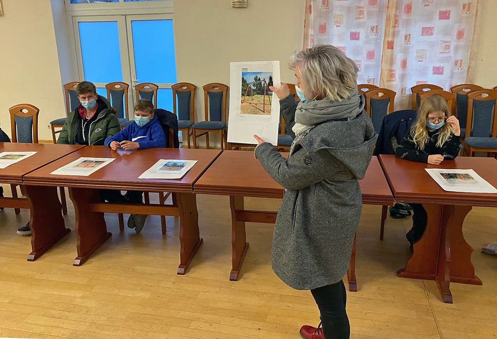 Eileen Wolf-Köppe erläutert Kindern aus Ottersburg mögliche Spielgeräte.