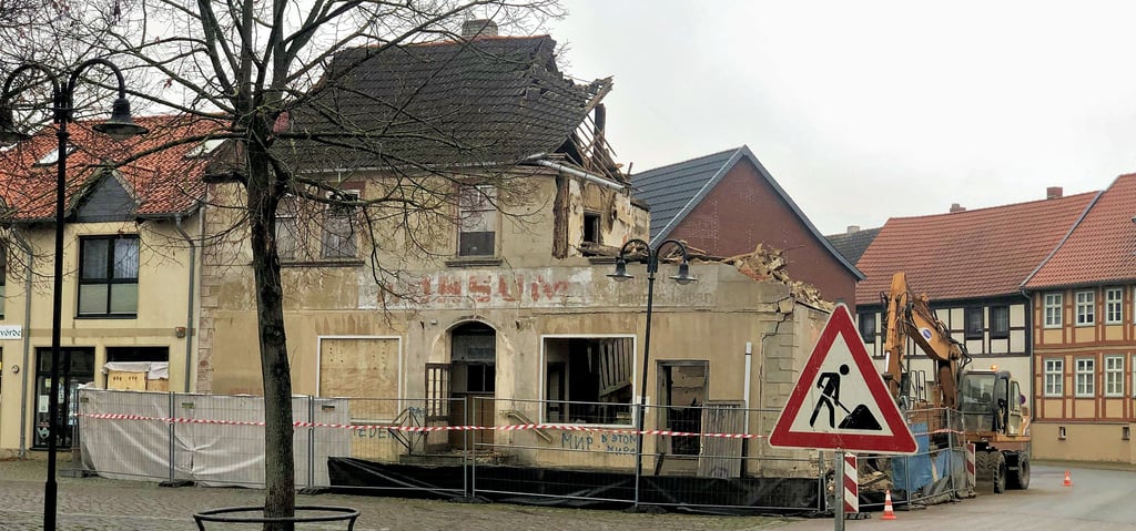 Stück für Stück wurde die Ruine des jüdischen Geschäftshauses in Absprache mit der Denkmalschutzbehörde am Markt in Calvörde abgetragen. Das Gebäude war über 100 Jahre alt. Das marode Haus konnte nicht mehr gerettet werden.