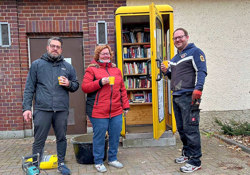 Erik Römbach, Petra Bergholz und Michael Aermes beim Estrich verlegen.