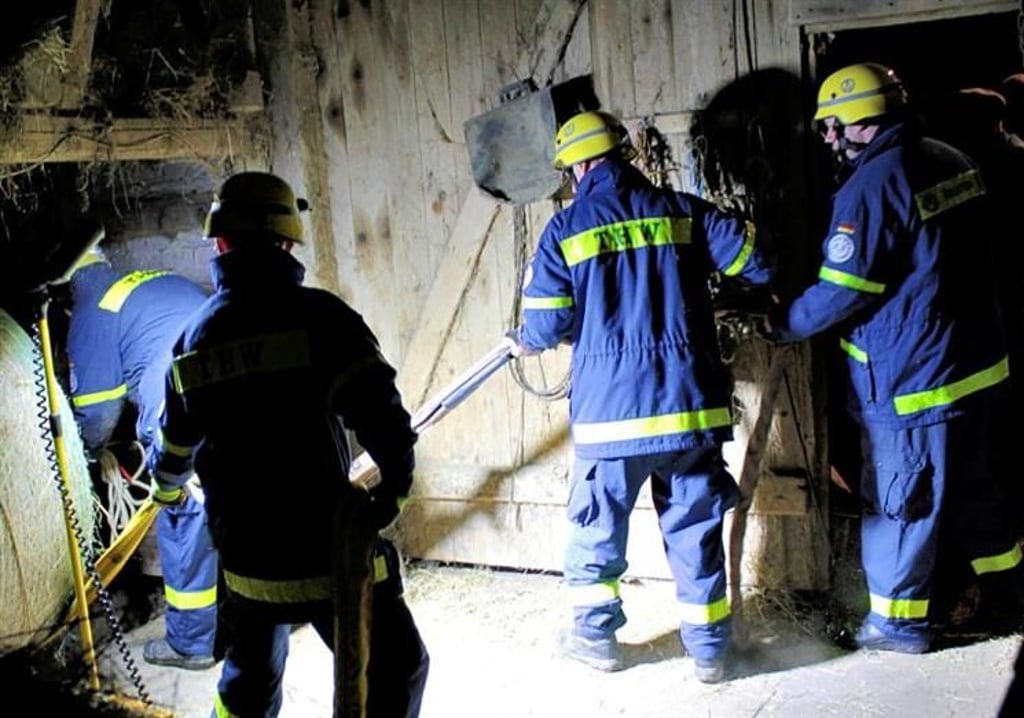 Bei dem Versuch im Oktober, ein in einen Keller gestürztes Pferd zu retten, war auch das THW im Einsatz. Zur Haltung des Tieres waren dann Ermittlungen aufgenommen worden, die jetzt zu einer Durchsuchung führten.