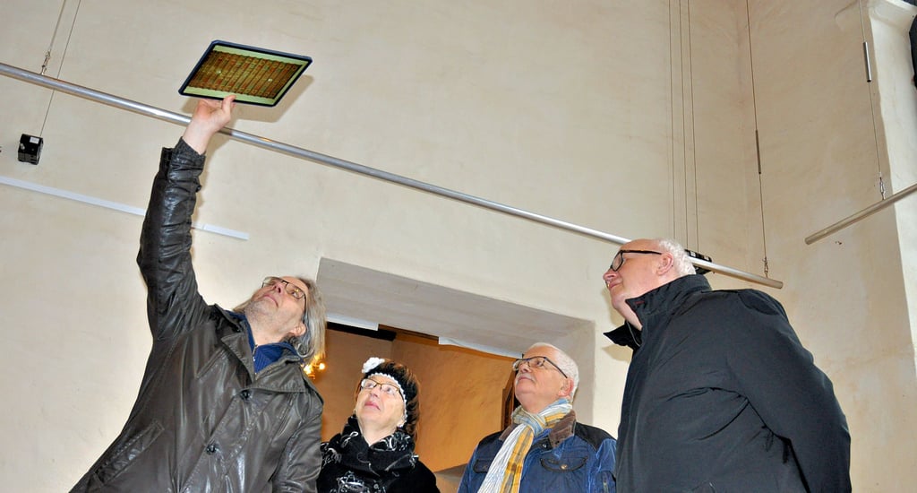 Restaurator Mathis Schubert (von links) erläuterte Anette und Klaus Bernstein sowie Sparkassenvorstand Andreas Störmer die Restaurierungsarbeiten in der Nikolaikirche.