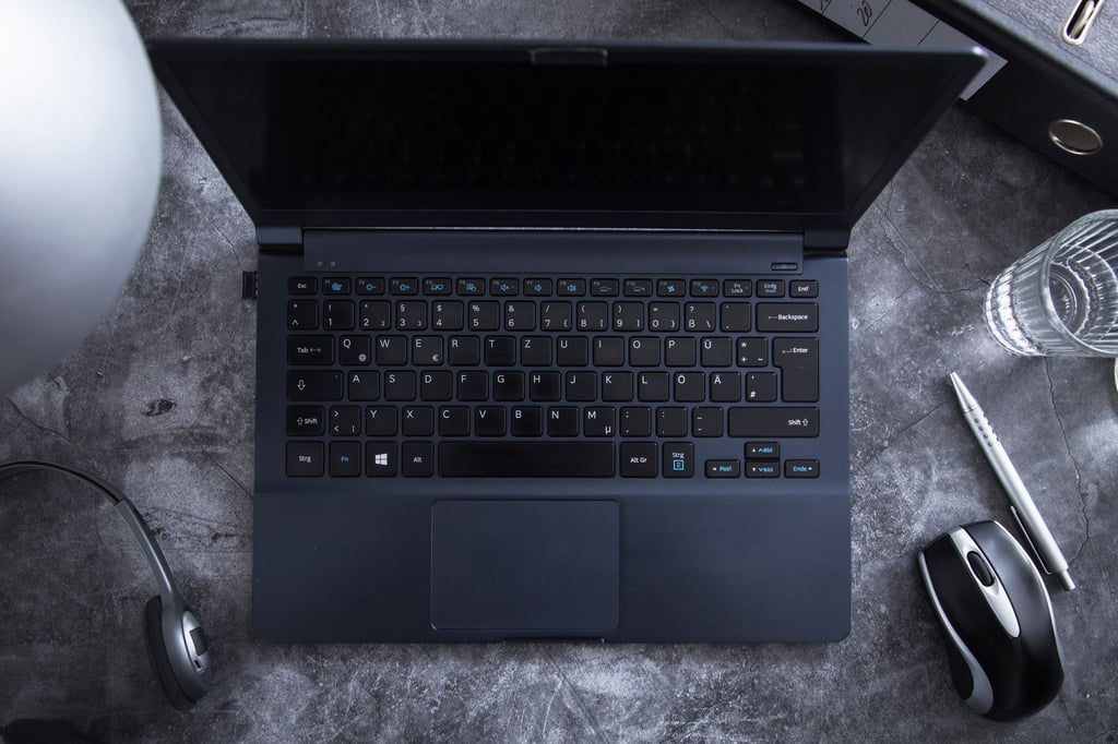 Das Getränk direkt neben dem Notebook abzustellen, ist keine gute Idee. Wer die Flüssigkeit über der Tastatur verschüttet, kann sein Laptop damit unwiederbringlich zerstören.