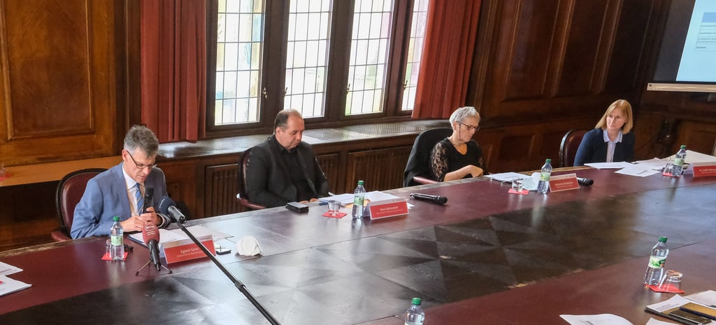 Die vier halleschen Beigeordneten (v.l.): Egbert Geier (SPD, Finanzen), René Rebenstorf (parteilos, Stadtentwicklung), Katharina Brederlow (SPD, Bildung und Soziales) und Judith Marquardt (parteilos, Kultur und Sport).
