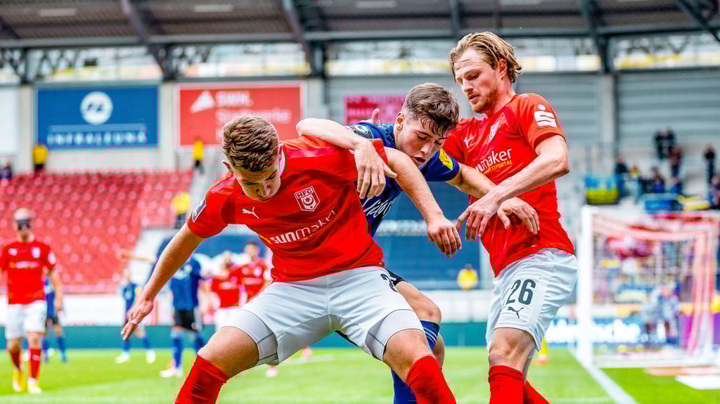 Gegen Saarbrücken kämpften Julian Guttau (l) und Marcel Titsch Rivero noch gemeinsam um den Ball.