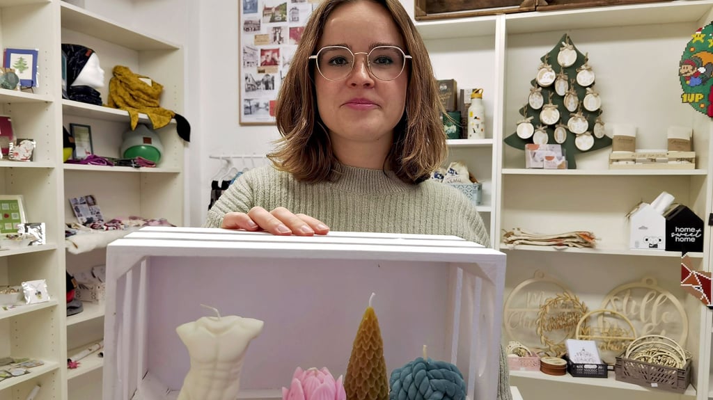 Lara Winter stellt selbst leidenschaftlich gen Kerzen her. Weil der Weihnachtsmarkt ausgefallen ist, verkauft sie ihre Kreationen und weitere Handarbeit aus dem gesamten Harz nun nebenberuflich in einem kleinen Geschäft in der Blankenburger Marktstraße 6.