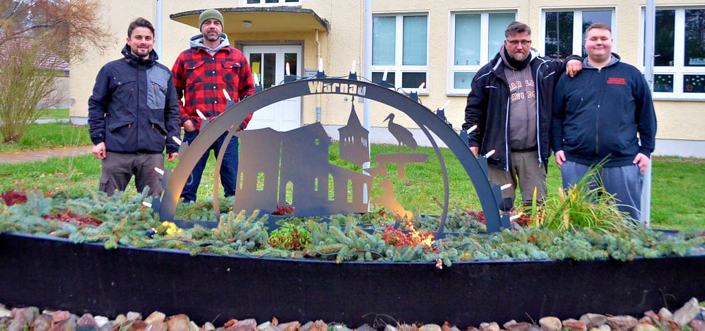 Der Warnauer Dorfleben-Verein sorgte am Ortsausgang nach Garz mit dem Schwibbbogen für einen weiteren Hingucker.