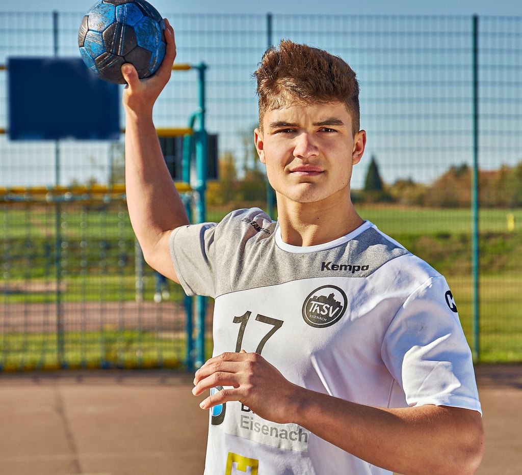 Der 15-jährige Jakob Völksch spielt derzeit in Eisenach - wie seine Geburtsstadt Bernburg eine Handball-Hochburg.