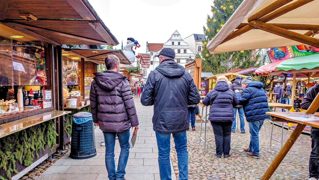 Kontrolleure auf dem Wittenberger Weihnachtsmarkt: Es gibt nicht viel zu bemängeln.