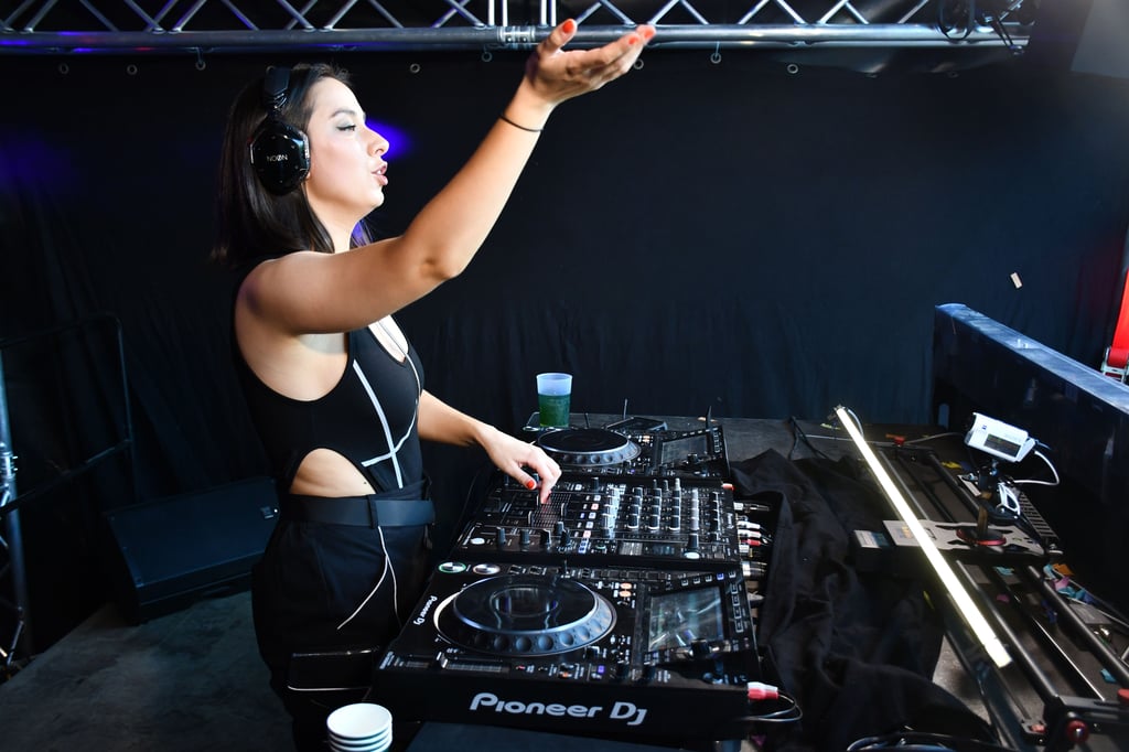 DJane bei Festival auf dem Hangar-Gelände in Salzwedel.