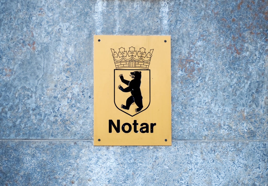 Kaufverträge für Immobilien werden in der Regel von Notaren beurkundet. Juristisch gesehen treffen Käufer erst bei diesem Termin ihre Kaufentscheidung.