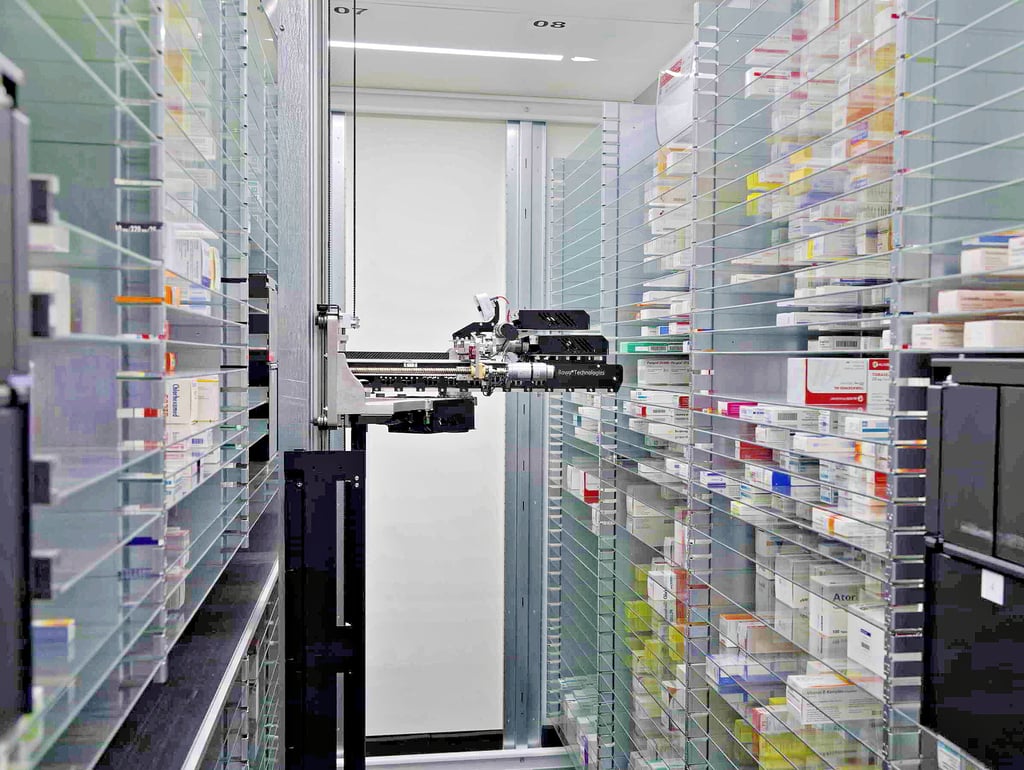 Wo die Pharmazeuten früher viele Male täglich vom Verkaufsraum ins Lager eilten, genügt dank Kommissionier-Automat jetzt ein Knopfdruck.
