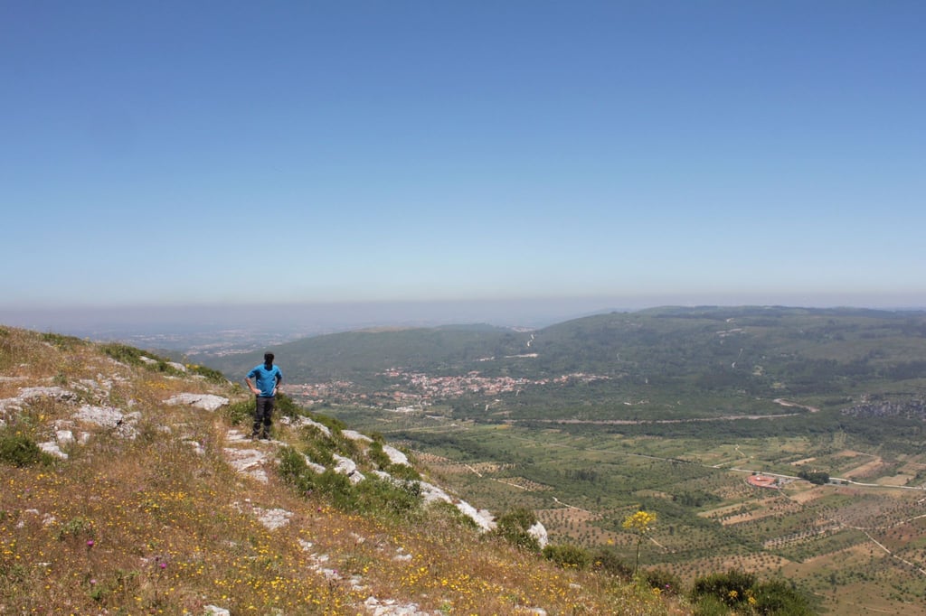 Die von Kalkstein geprägte Landschaft des Naturparks bietet an einigen Stellen weitreichende Ausblicke.