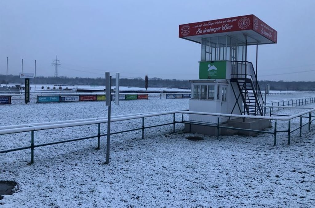 Eine zarte Schneedecke liegt über die Magdeburger Galopprennbahn.