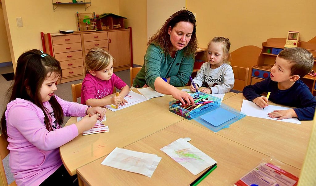 Emma, Emilia, Lilly und Andrew (v.li.) basteln gern mit Christin Beyer in der Integrativen Kindertagesstätte „Arche Kolping“ des Berufsbildungswerks.