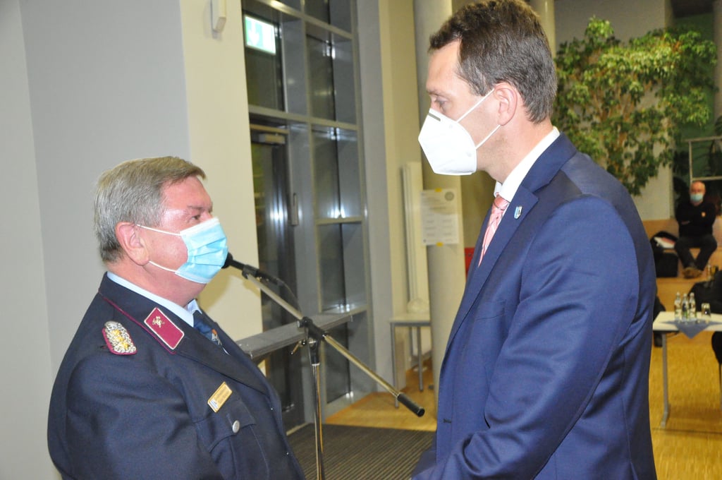 Landrat Steffen Burchhardt und Kreisbrandmeister Walter Metscher.