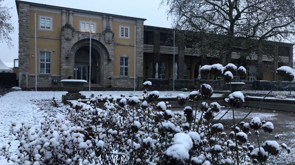 Im Sommer wird hier mächtig mitgefiebert. Nun liegt die Galopprennbahn erst einmal unter einer Schneedecke.