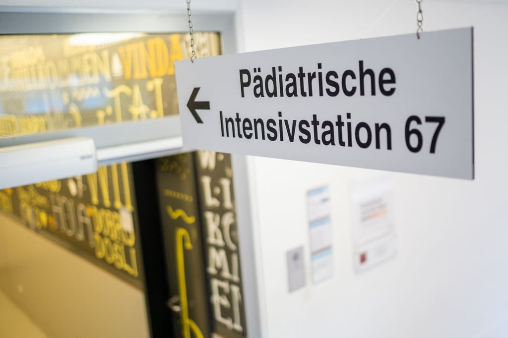 Auf Kinderintensivstationen in Deutschland ist die Zahl der Corona-Fälle laut Divi-Intensivregister im November deutlich gestiegen, allerdings auf niedrigem Niveau.
