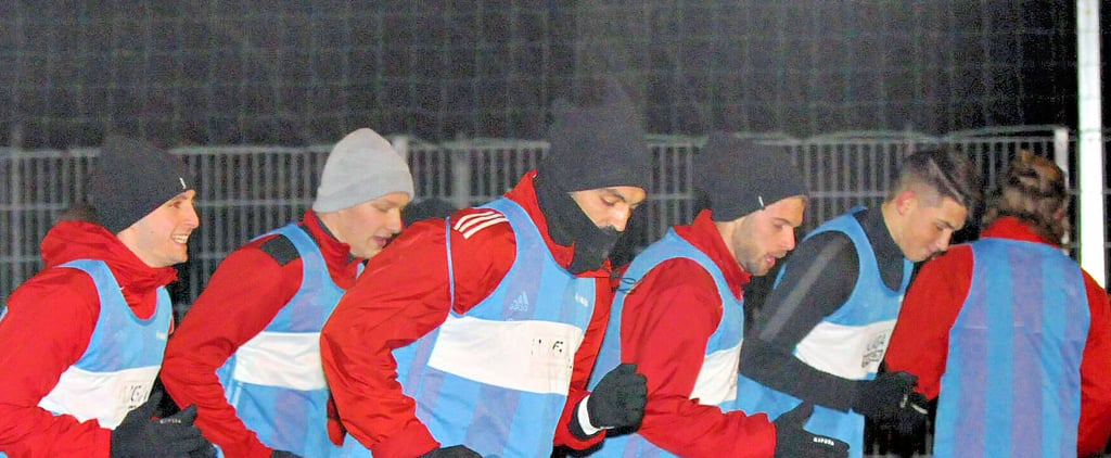 Dimos Daramaras (Vordergrund), hier bei der Erwärmung, kickte in der Mannschaft mit blauen Leibchen.