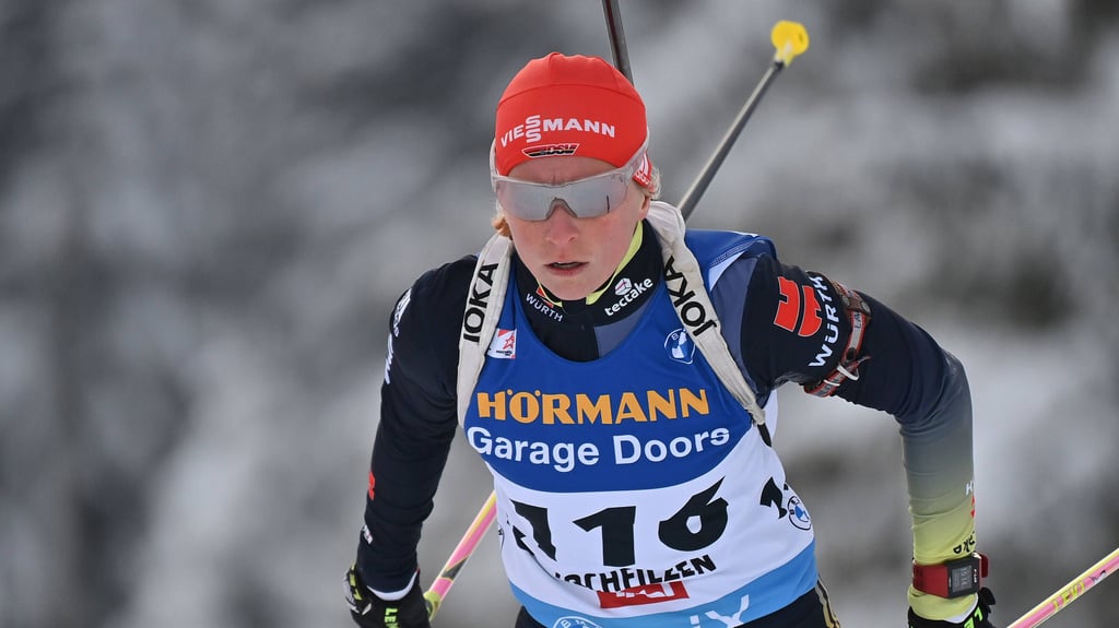 Franziska Hildebrand unterwegs beims Sprintrennen im Biathlon-Weltcup von Hochfilzen.