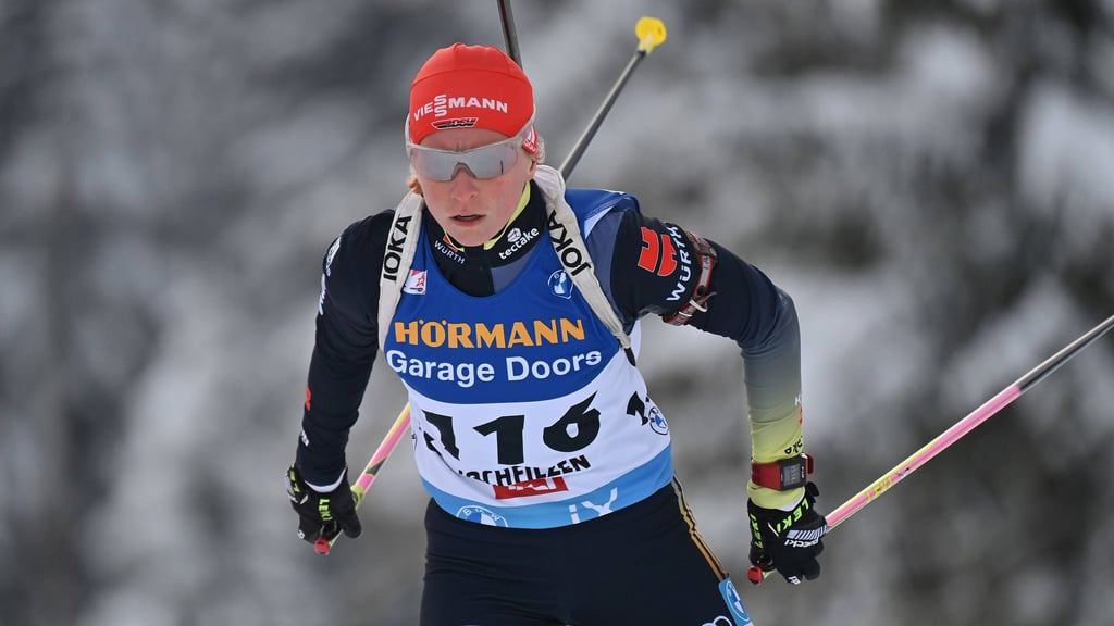 Franziska Hildebrand unterwegs beims Sprintrennen im Biathlon-Weltcup von Hochfilzen.