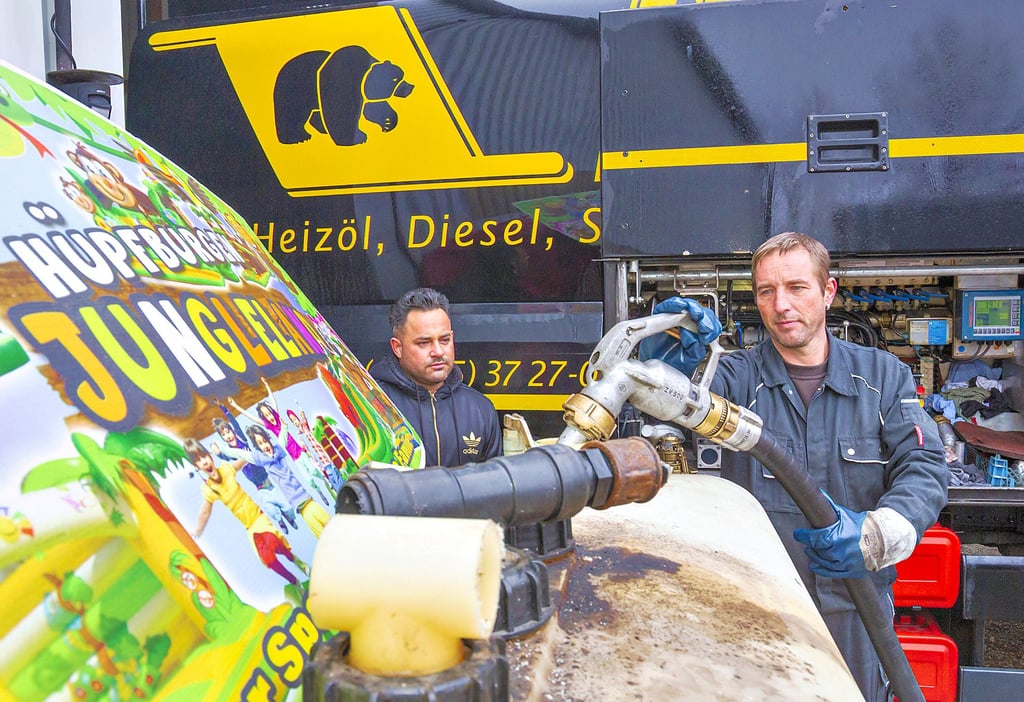 Meschalo Frank (links) und die Familien seiner Brüder sind dankbar für die Spende des Bernburger Mineralölvertriebs Lühmann. Dessen Mitarbeiter Oliver Köhler zapft 500 Liter Heizöl ab.