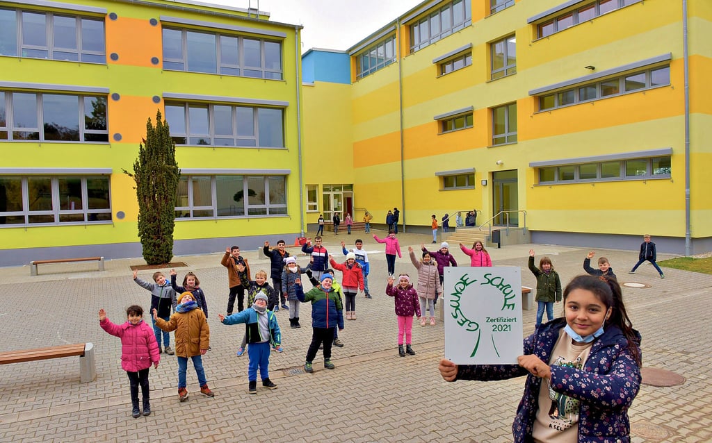 Soltanli aus der Klasse 4a der Novalisgrundschule in Hettstedt und ihre Mitschüler sind stolz auf die Auszeichnung „Gesunde Schule“, die die Landesvereinigung für Gesundheit Sachsen-Anhalt überreicht hat.