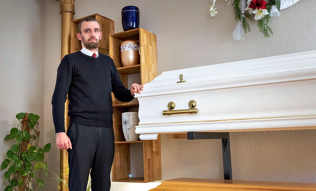 Tobias Uhlig ist einer von drei Mitarbeitern im Zeitzer Bestattungshaus Präkels.