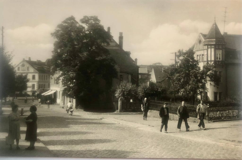 Eine Postkarte von Beate Förster aus Theißen zeigt die Hauptstraße in ihrem Heimatort im Jahr 1961.