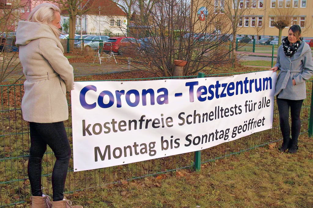 Jessica Fritzsche (links), Leiterin des Testzentrums, und Lisa-Marie Weber erwarten seit Donnerstag im Lessing-Eck in Oebisfelde testwillige Gäste. Damit gibt es in einem Radius von 500 Metern inzwischen vier Corona-Bürgertestzentren.