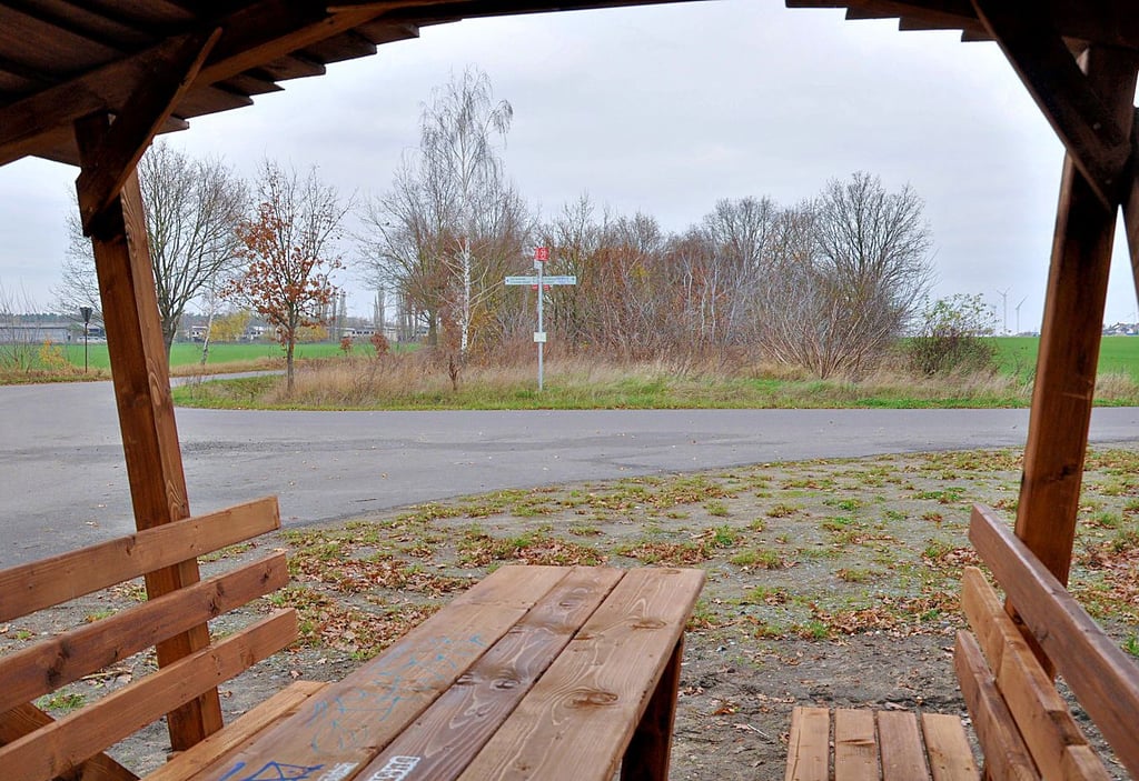 Eine neue überdachte Sitzgruppe, speziell für Radler, ließ die Gemeinde Eichstedt zwischen Lindtorf und Baumgarten errichten.