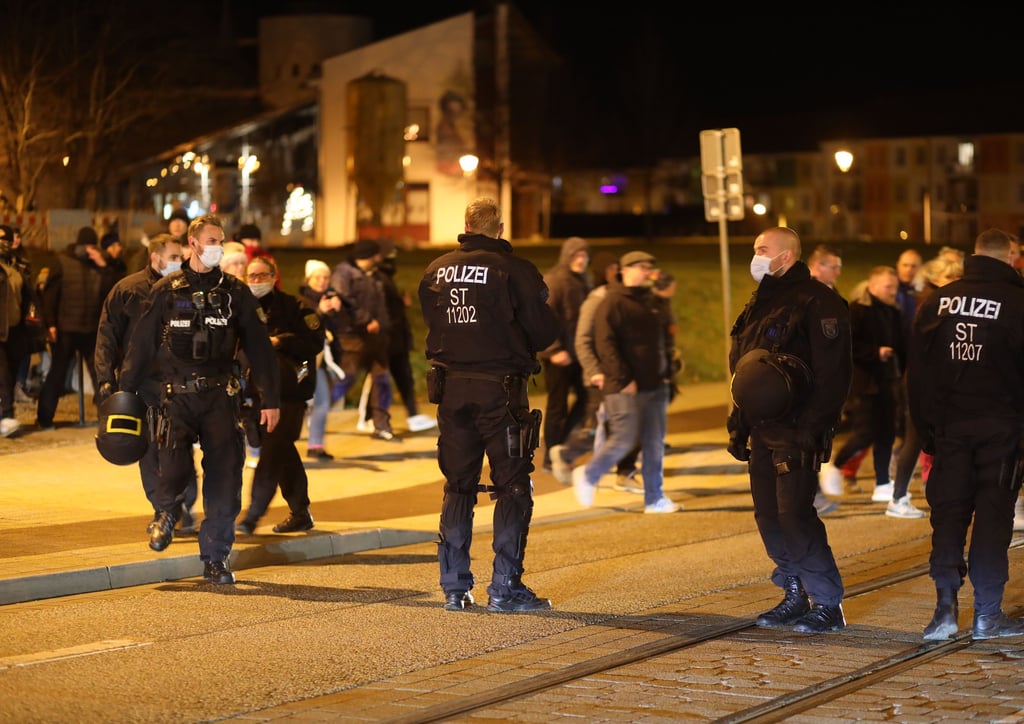 Demonstranten nehmen an einer Demonstration gegen die Maßnahmen zur Eindämmung der Corona-Pandemie teil. Foto: Matthias Bein/dpa-Zentralbild/dpa