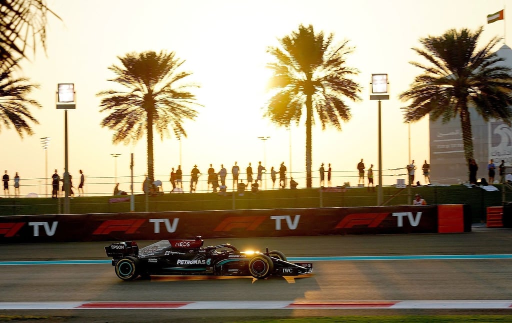 Lewis Hamilton fährt im Mercedes-Boliden über die Rennstrecke in Abu Dhabi.