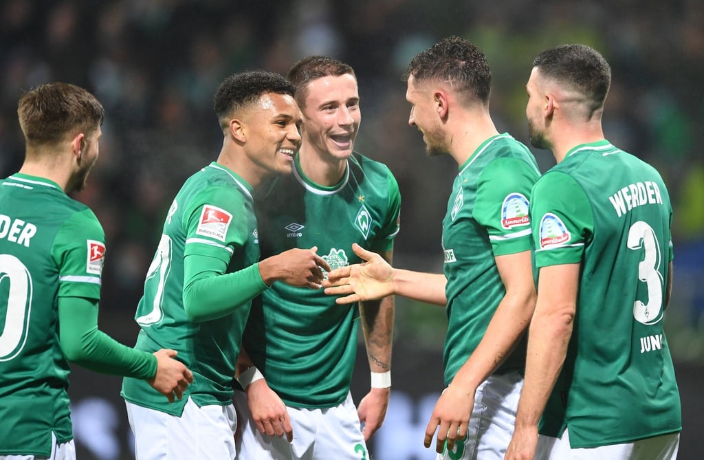 Die Spieler von Werder Bremen feiern ein weiteres Tor beim 4:0-Sieg gegen Erzgebirge Aue.