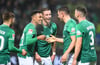 Die Spieler von Werder Bremen feiern ein weiteres Tor beim 4:0-Sieg gegen Erzgebirge Aue.