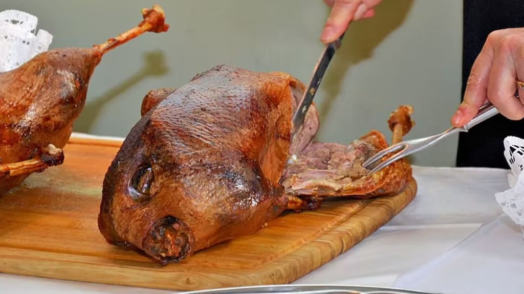 Vor den Augen der Gäste wird im Lostauer Restaurant die bestellte Gans zerteilt.