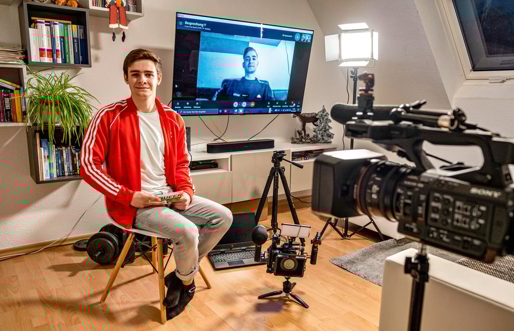 Auf Sendung: Julian Miethig und Nelson Finkelmeyer (auf dem Bildschirm) produzieren Videos aus der queeren Community.