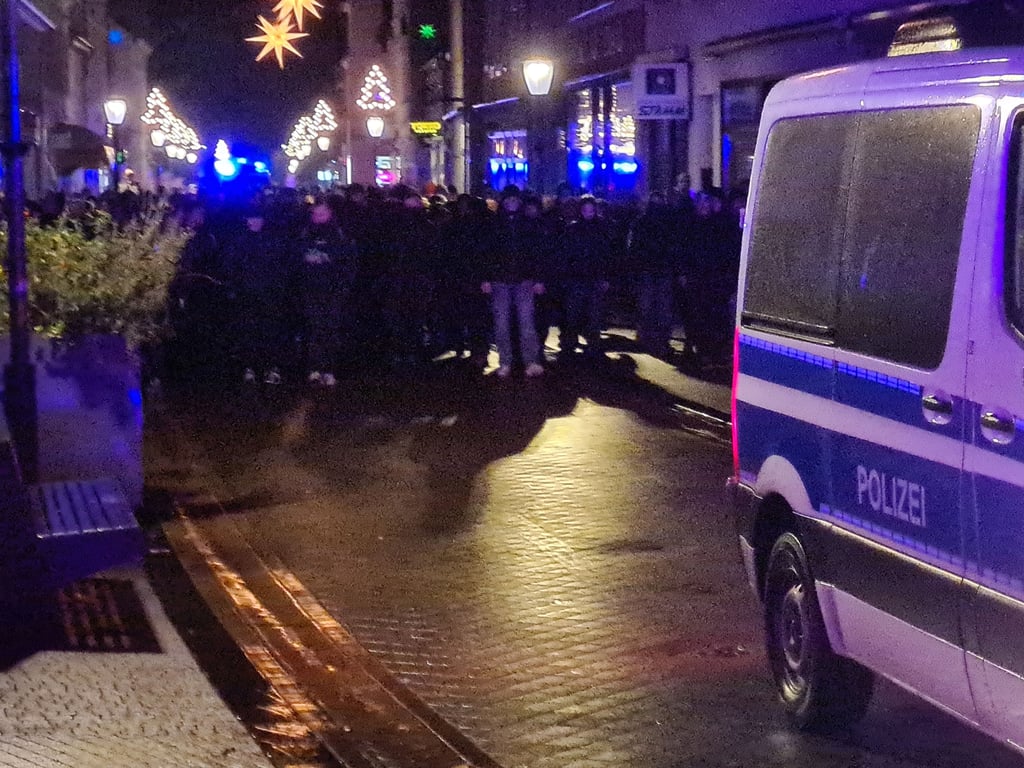 Am zweiten Sonntag hintereinander wurde in der Burger Innenstadt gegen Coronamaßnahmen demonstriert.