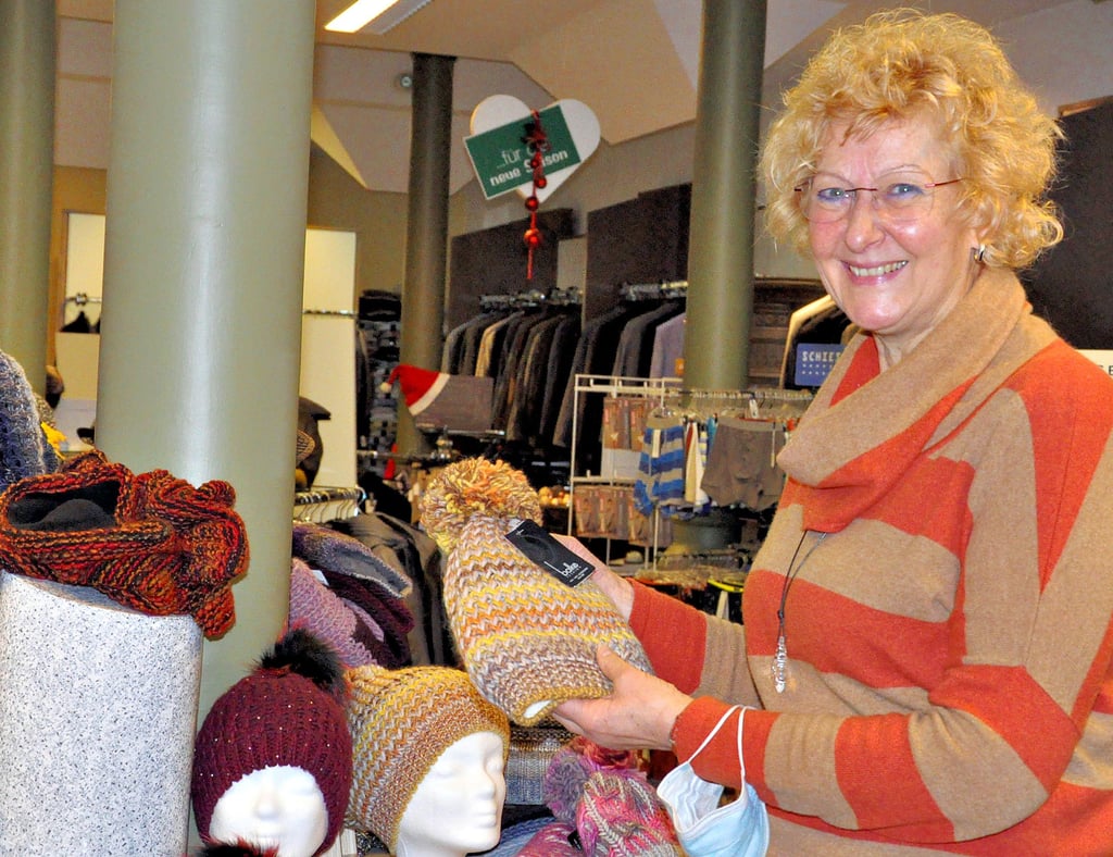 Hat nur wenige Kunden derzeit, lächelt aber dennoch: Christiane Weiß-Carle vom Modegeschäft Dirlam.
