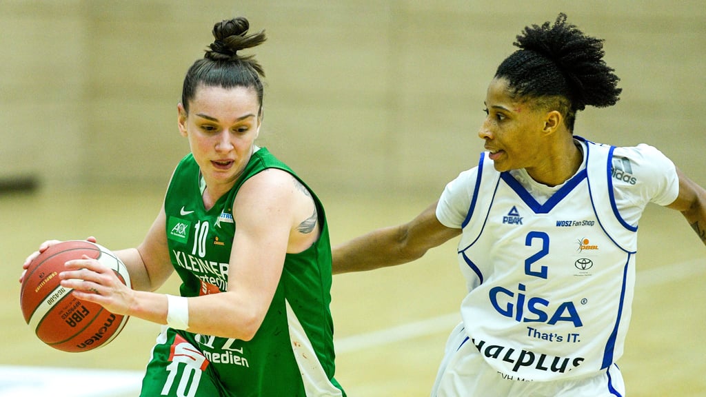 Halles Deeshyra Thomas (r.) verteidigt energisch gegen Keltern.