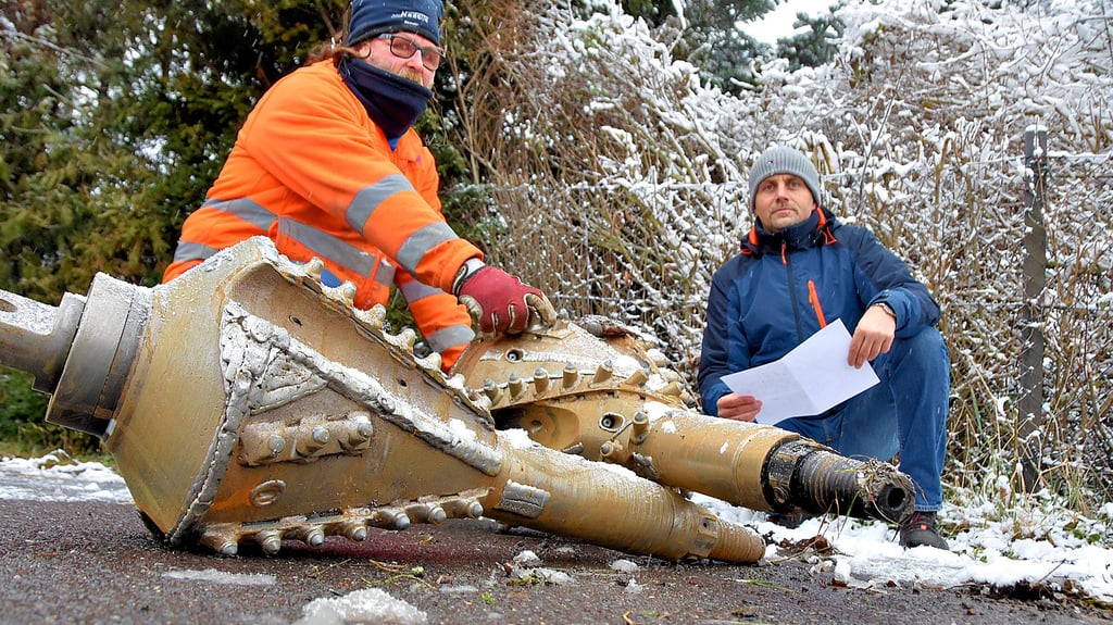 Tiefbauarbeiter Thomas Koch (l.) erklärt die Funktion des Räumers, der im unterirdischen Kanal Platz für Leerrohre macht. „In die Rohre werden später Leitungen für Gas oder Telekommunikation eingezogen“, schildert Reiko Freier, Bereichsleiter des Netzbetriebes der Stadtwerke Haldensleben.
