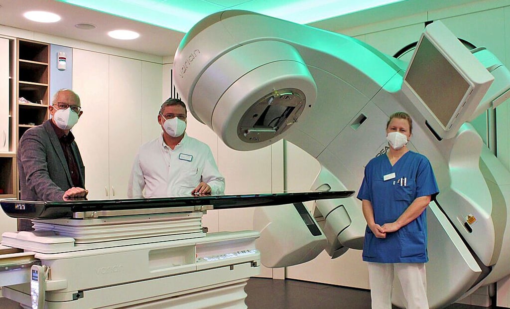 Freuen sich über die neue Technik: Klinikumsdirektor Wilken Köster (von links), der Chefarzt der Strahlentherapie, Dr. Marcel Ott, und Christin Wagener, Leitende MTRA.
