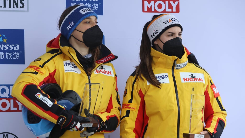Kim Kalicki (r.) mit Anschieberin Leonie Fiebig auf dem Siegerpodium in Winterberg.