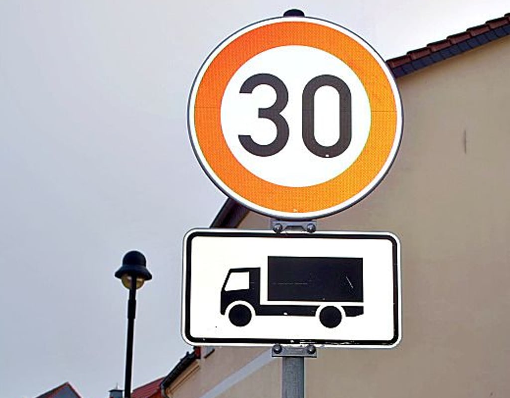 Das Tempolimit für Lkw ist in der Dornburger Straße ausgeschildert.